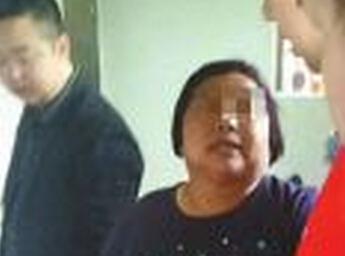 54岁大妈扮少女骗痴情男子18万:他那么傻我也没办法