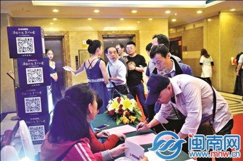 参加活动的市民读者签到