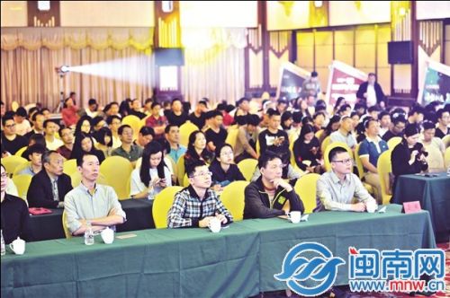 现场气氛活跃，大家专注听讲