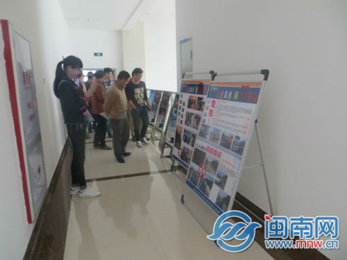 观看典型案例宣传展板.jpg