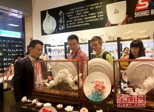 德化“中国白”瓷器广交会上备受青睐