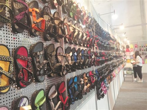 乡镇特色产业抱团亮相鞋博会