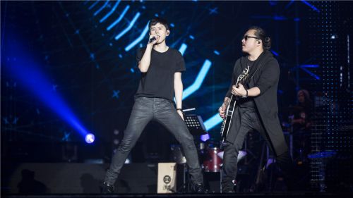 逆战归来 张杰&ldquo;我想&rdquo;巡演2017首站燃爆青岛