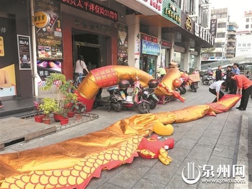 执法人员督促商家自行拆除拱门