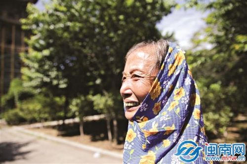 66岁的陈玉珠第一次来泉州市区,看着周围新鲜的一切