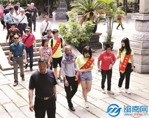 昨日妇联组织困难母亲逛开元寺