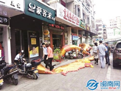 涂门街温陵路交叉口,豪客来等商家自行拆除占道拱门