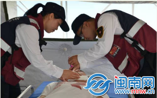 医学救援队为伤者紧急治疗