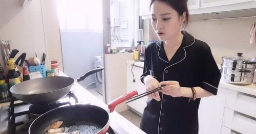 冯提莫直播下厨 土豪连刷80个飞机要吃鸡翅