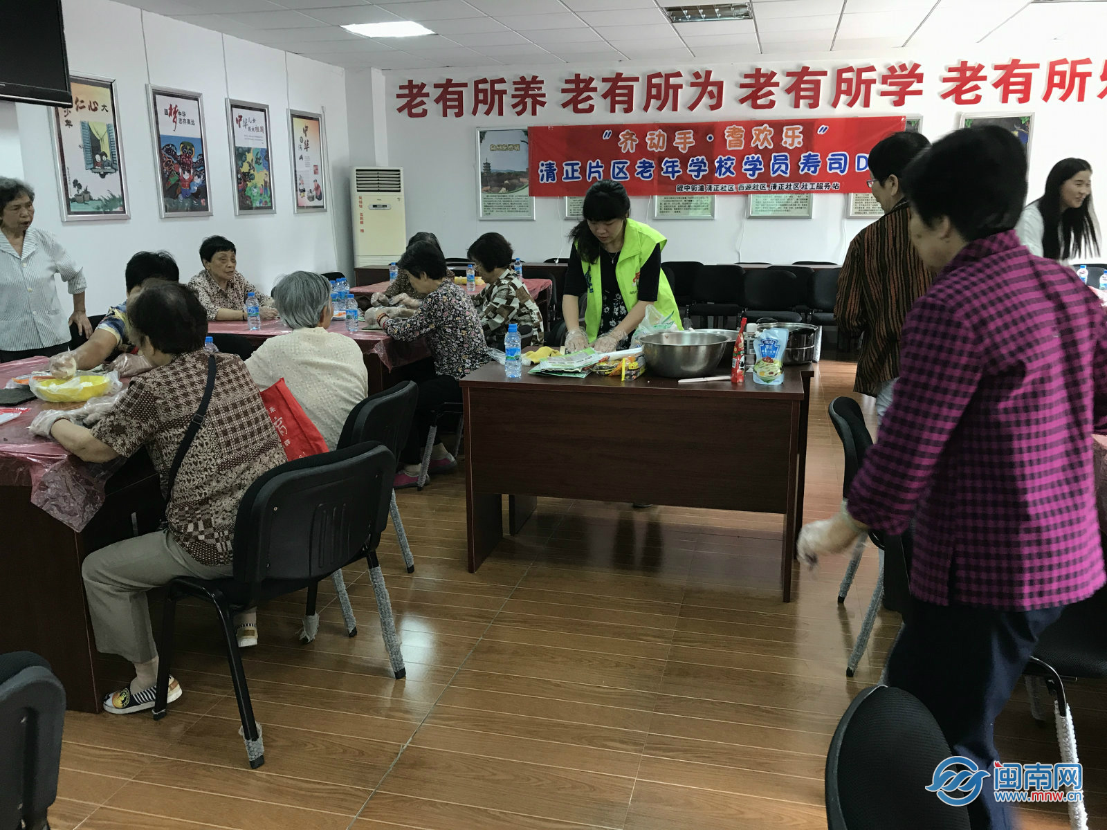 社工现场教老人制作寿司.jpg