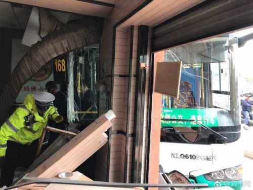 昆明一公交撞进小吃店车头卡门口 致近10人受伤