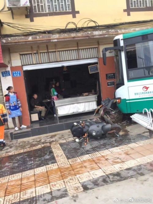 昆明一公交撞进小吃店车头卡门口 致近10人受伤