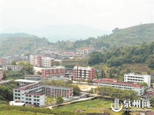 侨胞捐资兴建的崇文中学 (崇文中学供图)