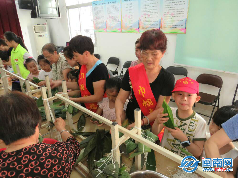 社区巾帼志愿者热情指导小小志愿者.jpg