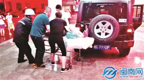 到达医院后，民警帮忙将孕妇扶到抢救床上
