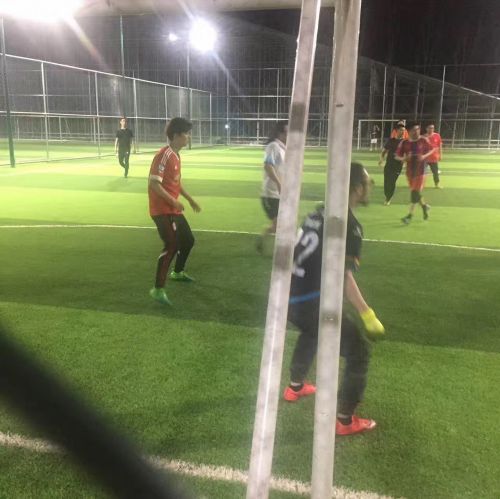 鹿晗穿曼联球衣踢球引迷妹狂呼:分分钟帅炸天