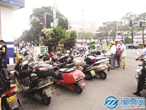丰泽广场路口30多部超标车被扣