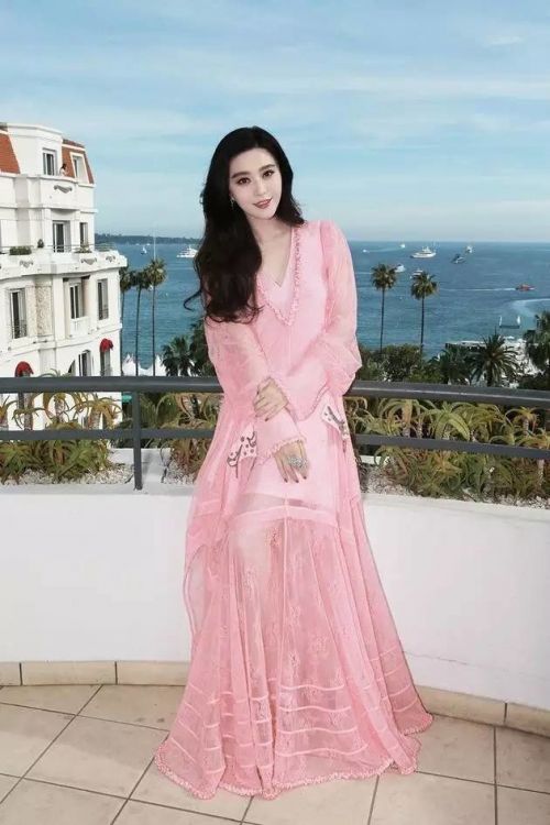 70届戛纳红毯范冰冰舒淇合影 一个粉嫩可爱一