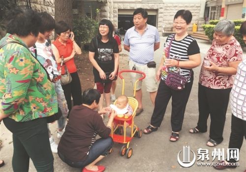 女婴惹人怜爱，好心阿姨和叔叔买来水和食物帮忙照料。