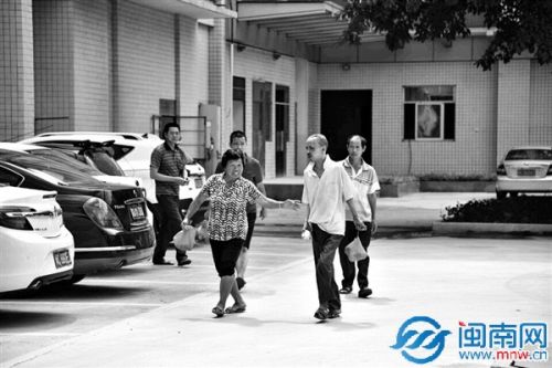 亲戚们送王妙（右二）到南安市康复医院治疗