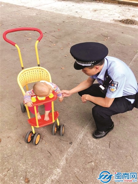 民警赶到时，女婴独自在婴儿车中睡着了