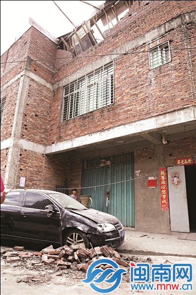 拆违掉落的砖块砸坏黑色小车