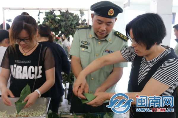 部队官兵与驻地群众一同包粽子 (1).jpg