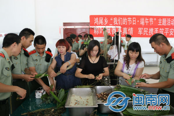 部队官兵与驻地群众一同包粽子 (2).jpg