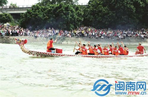 龙舟竞渡，引来满岸人围观（张清杰摄）