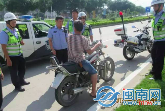泉港一男子骑摩托车出门 驾驶证被扣29分并拘