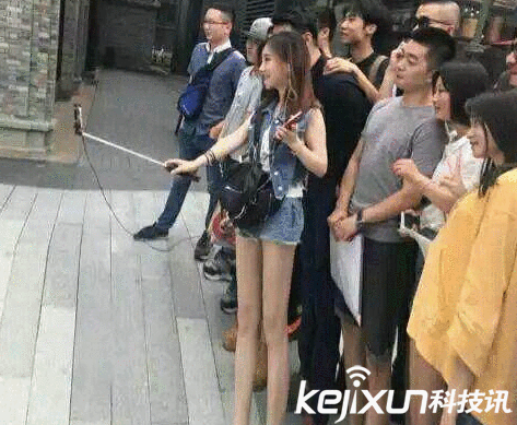 武汉斗鱼嘉年华 冯提莫现场演唱《刚好遇见你