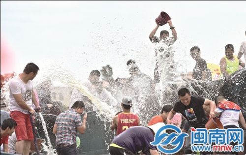 大伙沉浸在欢乐的泼水节中