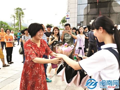 给高考完的女儿来束花，郭女士等来了这一天（泉州五中）