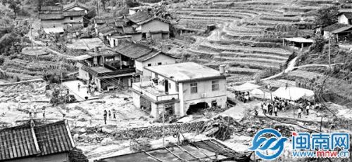 山洪冲毁多处民房