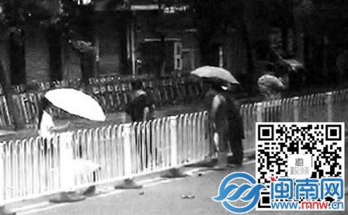好心人帮助受伤母子（扫码看现场视频）