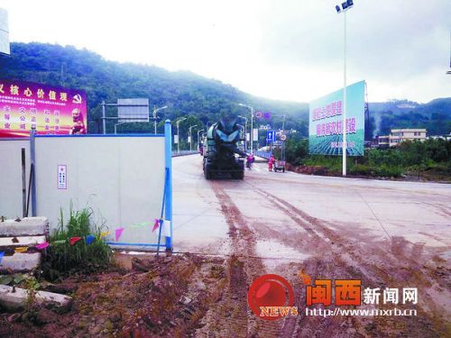 图为工程车驶出溪西桥头工地时，轮胎未经冲洗，带出污泥，并在路面上留下长长的痕迹。