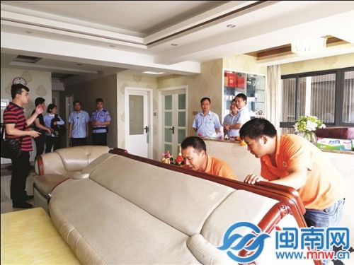 执行现场，搬家公司按法院要求进行腾空