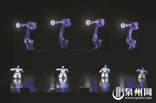 荧光木偶戏与机械臂互动演出 （导演组供图） 