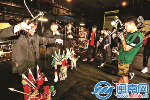 张艺谋观看提线木偶排演(王景贤供图)