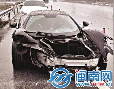 跑车高速路上追尾,面目全非