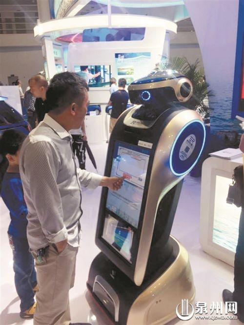 泉州市类金融机构投资研发的智能机器人吸引参观者与之互动 泉州市类金融机构投资研发的智能机器人吸引参观者与之互动