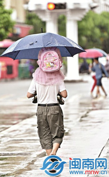 雨再大也没关系，爸爸的肩膀许你不雨的天空（摄于泉州市区西街钟楼）