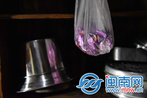 10一些零散的糖果被阿婆挂在墙上，艰苦的生活里，糖果成了一种慰藉