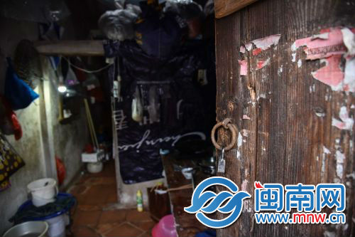 11狭小的房间，堆满了各式生活用品，但分类整理废品养成的习惯，还是让这个屋子被整理得颇具条理