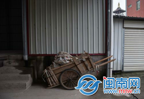 12阿婆的板车。每天白天九点多开始，就是它与阿婆一起东奔西跑讨生活