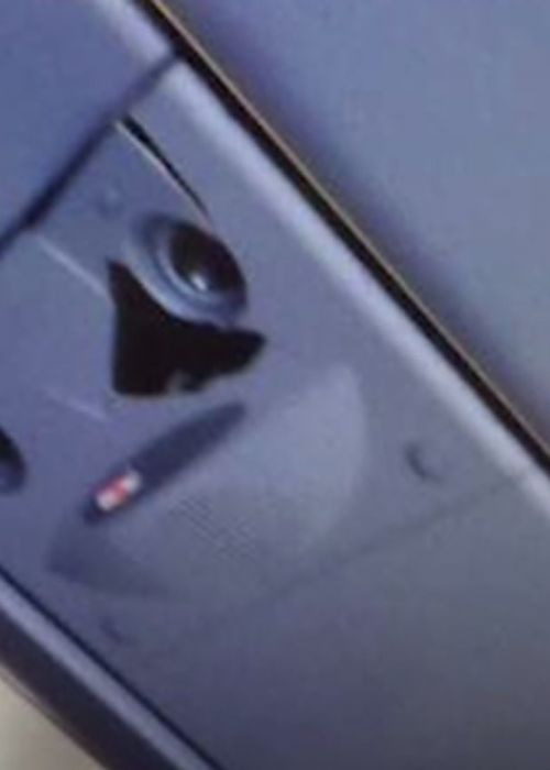 　　&ldquo;呜啊&hellip;&hellip;&rdquo;一阵清脆响亮的婴儿哭声传来，这名婴儿显然受到惊吓。乘客周莉（化名）讲述，婴儿没有受到任何撞击，因为他的妈妈紧紧地把他抱在怀里，用身体挡住了冲击。图为照明灯附近被撞破一个大洞。