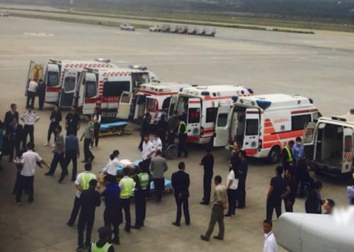 北京时间18日3时许,从法国巴黎飞往中国昆明的东航MU774航班突遇气流颠簸,逾20名乘客受伤。飞机降落昆明机场后,等候在停机坪的几辆救护车拉上受伤乘客,急速驶往云南省第一人民医院。部分伤势较轻的乘客则被送往昆明市延安医院。据了解,已有50名乘客送医,17人住院,22人留院观察。图:梨视频 新京报 文:新华社