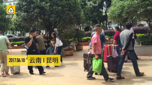 　　一名77岁的老年女性乘客颈椎损伤，一名67岁的老年男性乘客左肩骨折，一名69岁的老年男性乘客后颈部受伤，一名43岁的女性乘客头皮裂伤&hellip;&hellip;据初步核实，本次事故导致20多名乘客受伤，其中4名受重伤，其余乘客头部、肩部、腰部等不同部位受轻微伤。