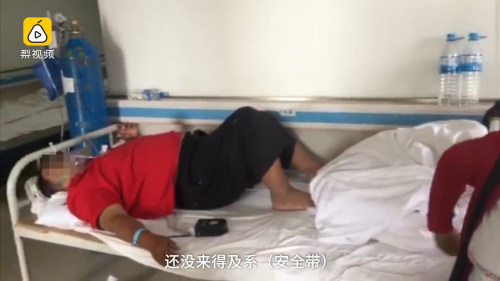 　　在云南省第一人民医院，叶小洁等乘客向记者讲述了事发惊魂时刻。&ldquo;轰隆隆&hellip;&hellip;&rdquo;一阵巨大声响传来，乘客叶小洁（化名）从睡梦中惊醒。飞机遽然下降，叶小洁不由自主地从座椅上弹起来，头部狠狠地撞到行李架，鲜血瞬间从鼻腔里涌出。