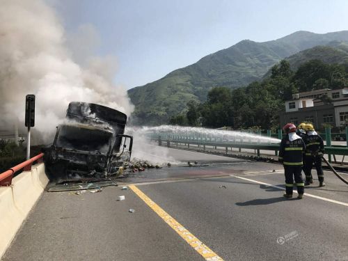 货车起火西瓜烧焦成碳球 7吨西瓜全毁了让人心疼